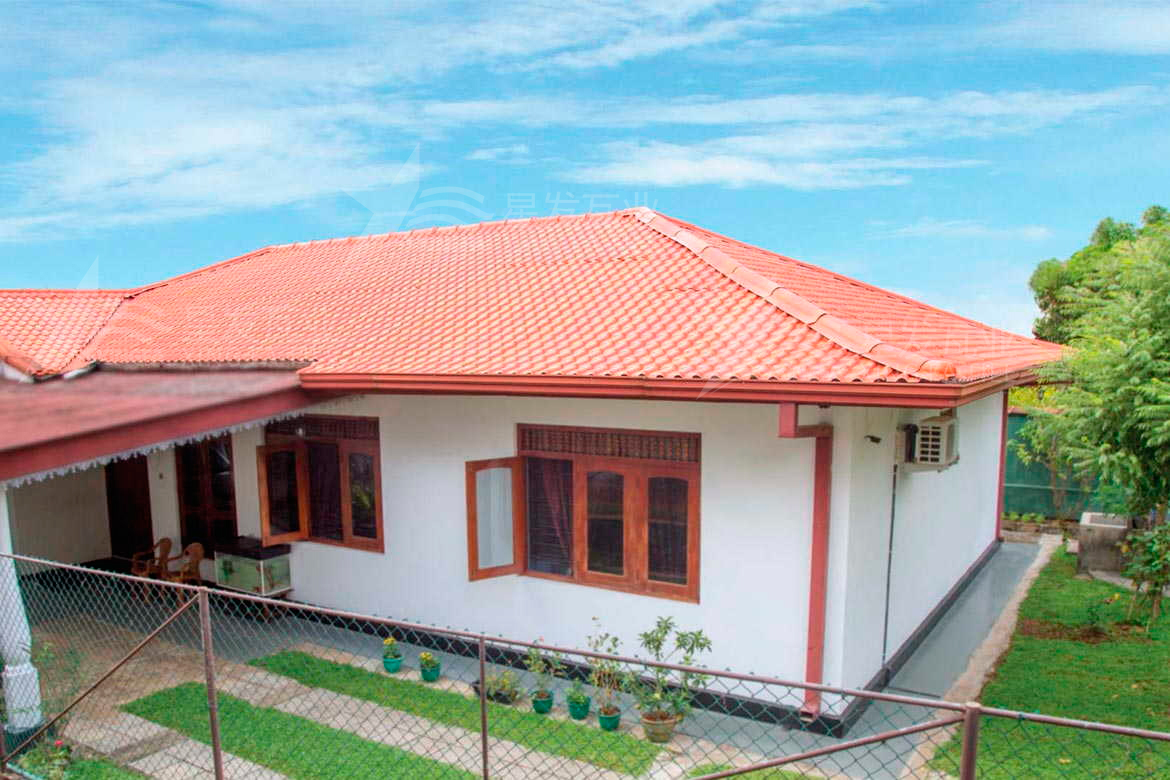 合成樹(shù)脂瓦和彩鋼瓦價(jià)格哪個(gè)更便宜，性?xún)r(jià)比誰(shuí)更高一些？