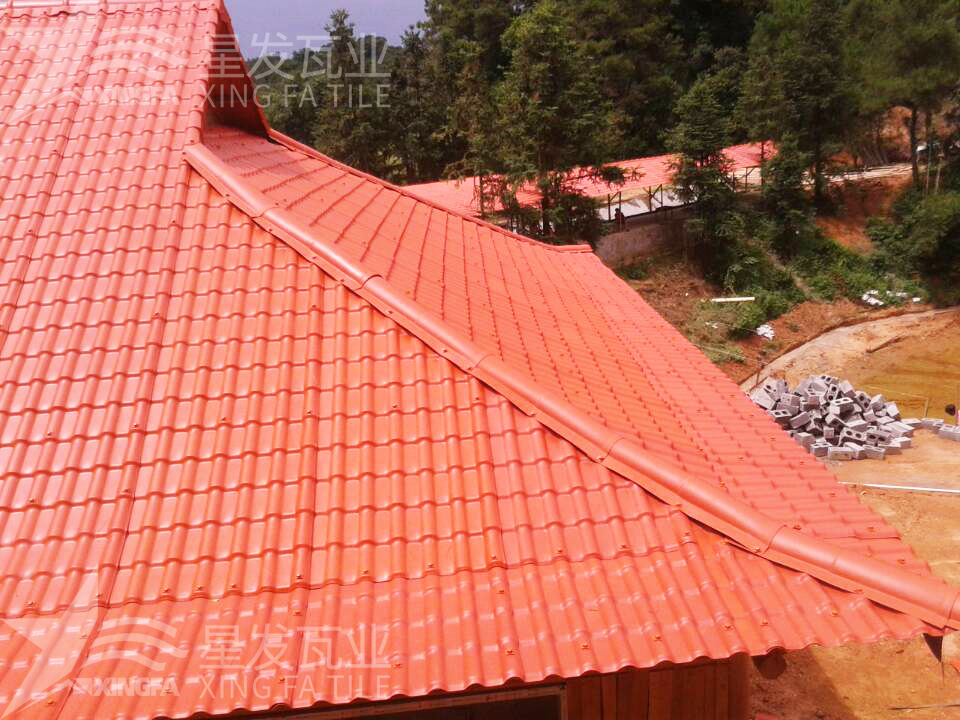 潮濕天氣不是問(wèn)題！樹(shù)脂瓦輕松應(yīng)對(duì)挑戰(zhàn)！